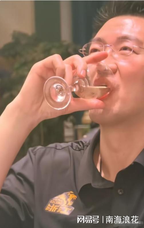 MK体育杨瀚森新老板夺冠了！NHL飓风队捧起斯坦利杯：给开拓者打个样？