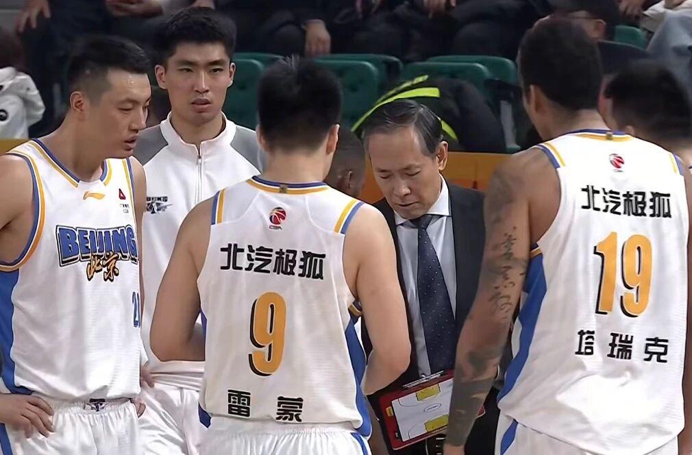 MK体育布伦森独扛45分！尼克斯时隔53年再捧NBA总冠军奖杯
