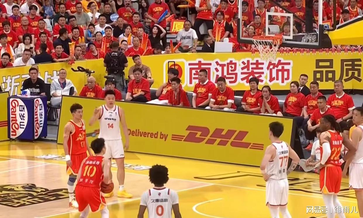 詹姆斯下家争夺进入白热化:三大热门球队谁能最终胜出?