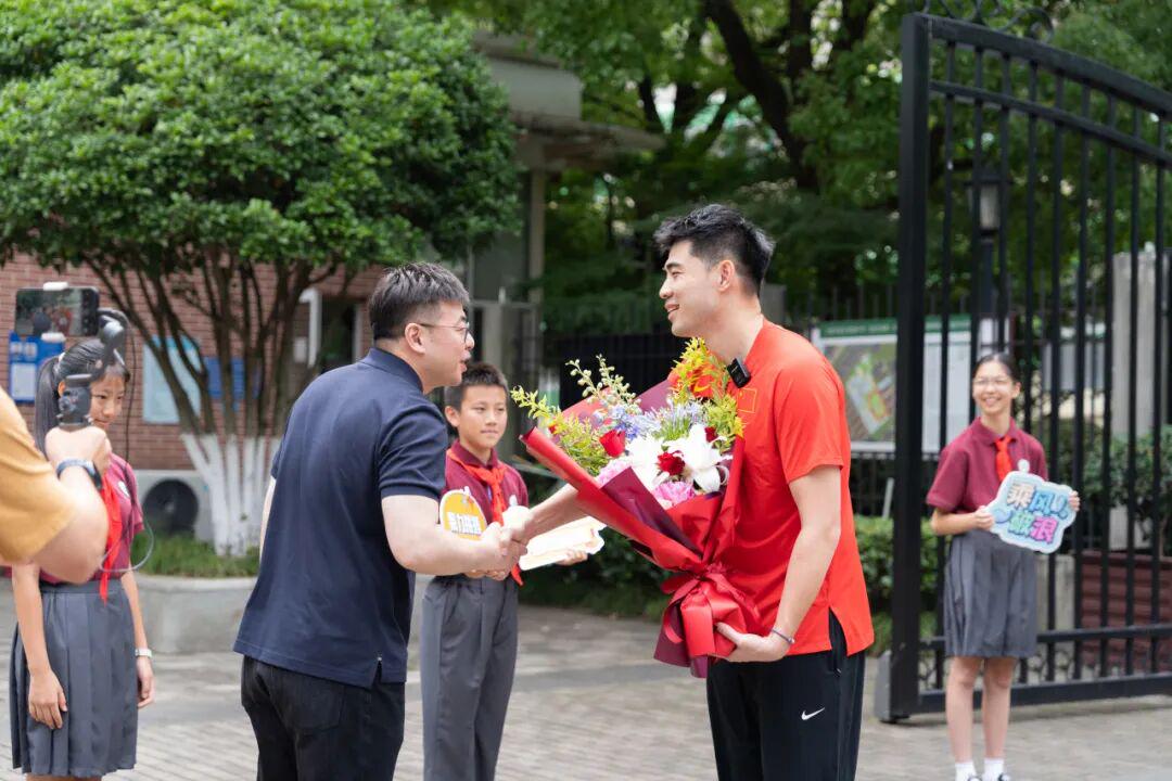 在完成湖人试训后还要去3支球队试训，他总共要试训14支球队？