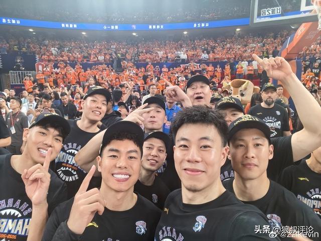 尼克斯夺冠湖人最尴尬:詹姆斯留队与否不重要,东契奇难超哈登