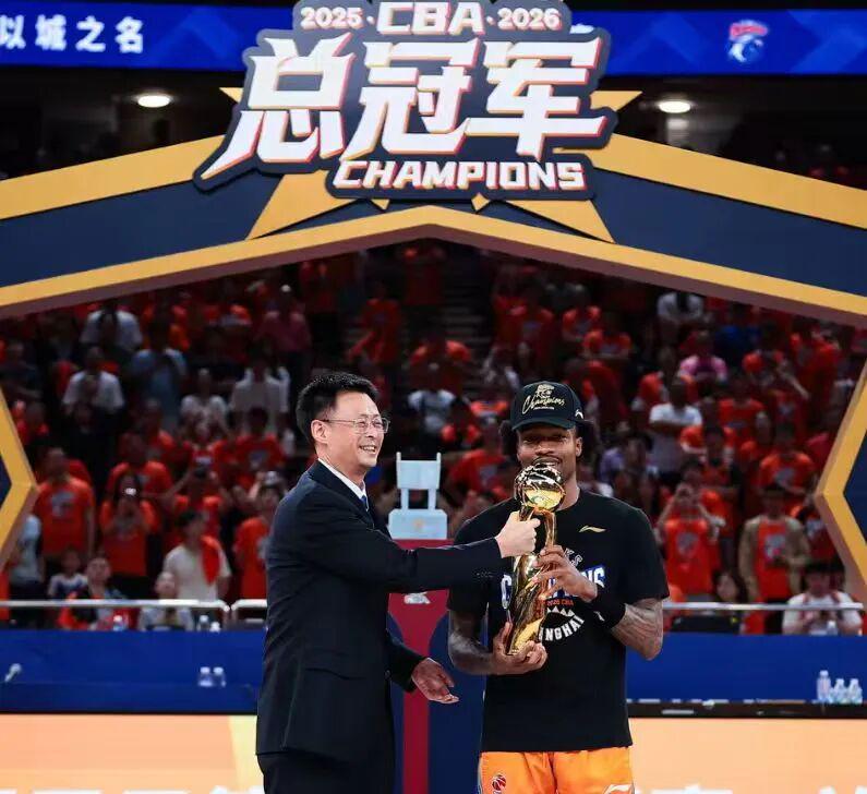 明明季后赛表现更优!为什么詹姆斯续约优先级低于里夫斯