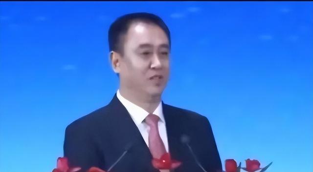詹俊也犯了巨大巨大失误！将美国歌手误认为是小罗：实在是太像了